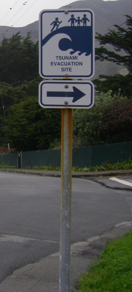 Tsunami evacuation sign points towards Farallone View Elementary School in Montara. (Robyn Graham)