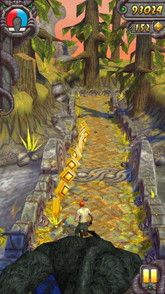 Screenshot of Guy Dangerous running from an evil monkey in
Temple Run 2
