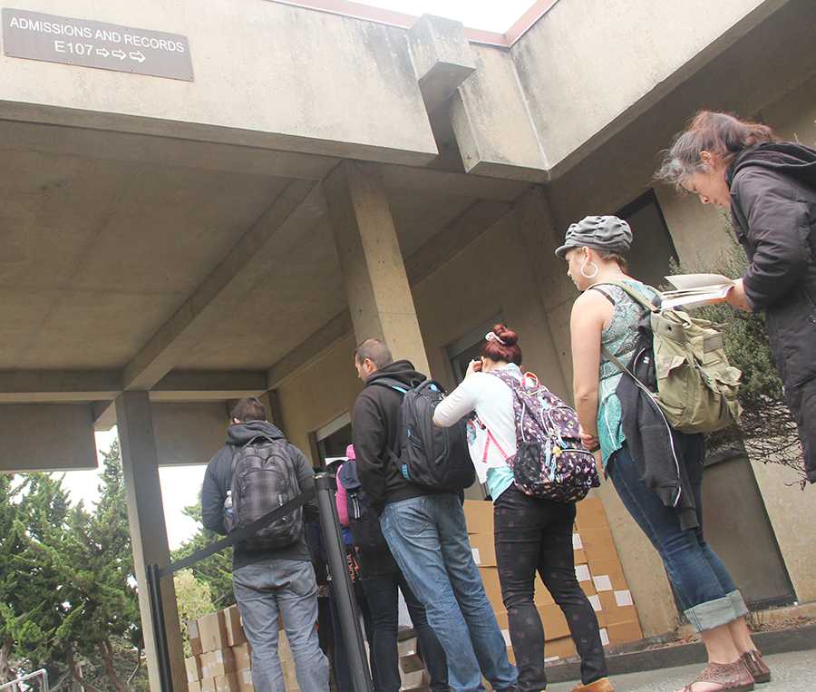 CCSF+students+line+up+outside+of+the+admissions+and+records+office.+