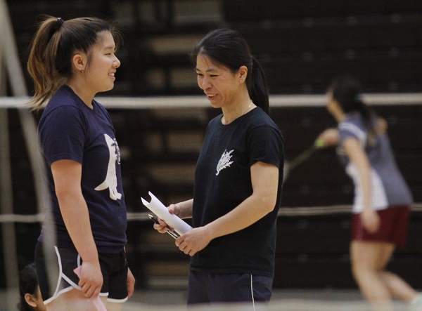 Assistant Coach Anna Nguyen giving advise to a Trojans player during the march 7 tournament between matches. 