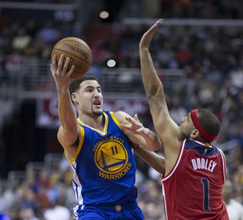 Klay Thompson goes for a layup against Jared Dudley.