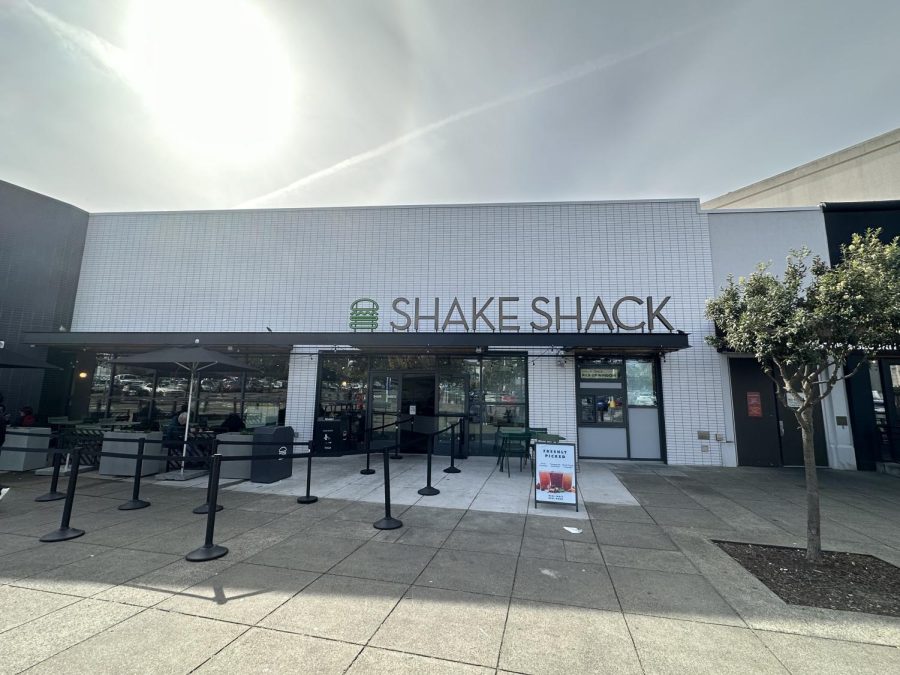 Stonetowns+Shake+Shack+showcases+a+modern-style+of+exterior+design.