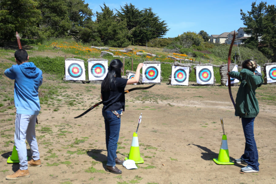 Archery+students+prep+for+their+next+target+at+Skyline+College+on+April+25.