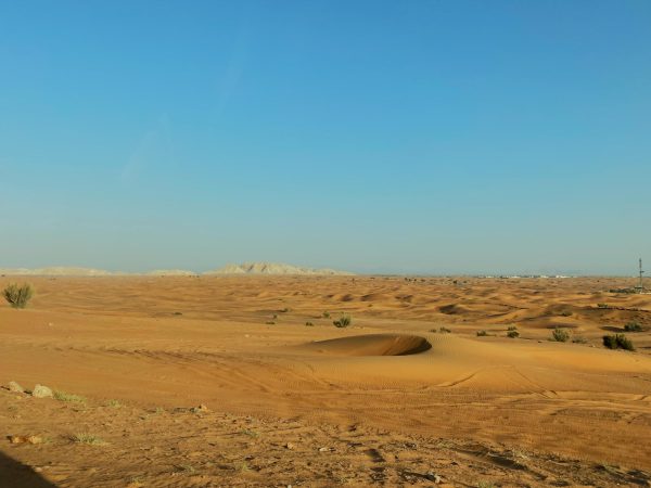 Barbosa captured a photo of the Oman-UAE border from the United Arab Emirates desert side. 