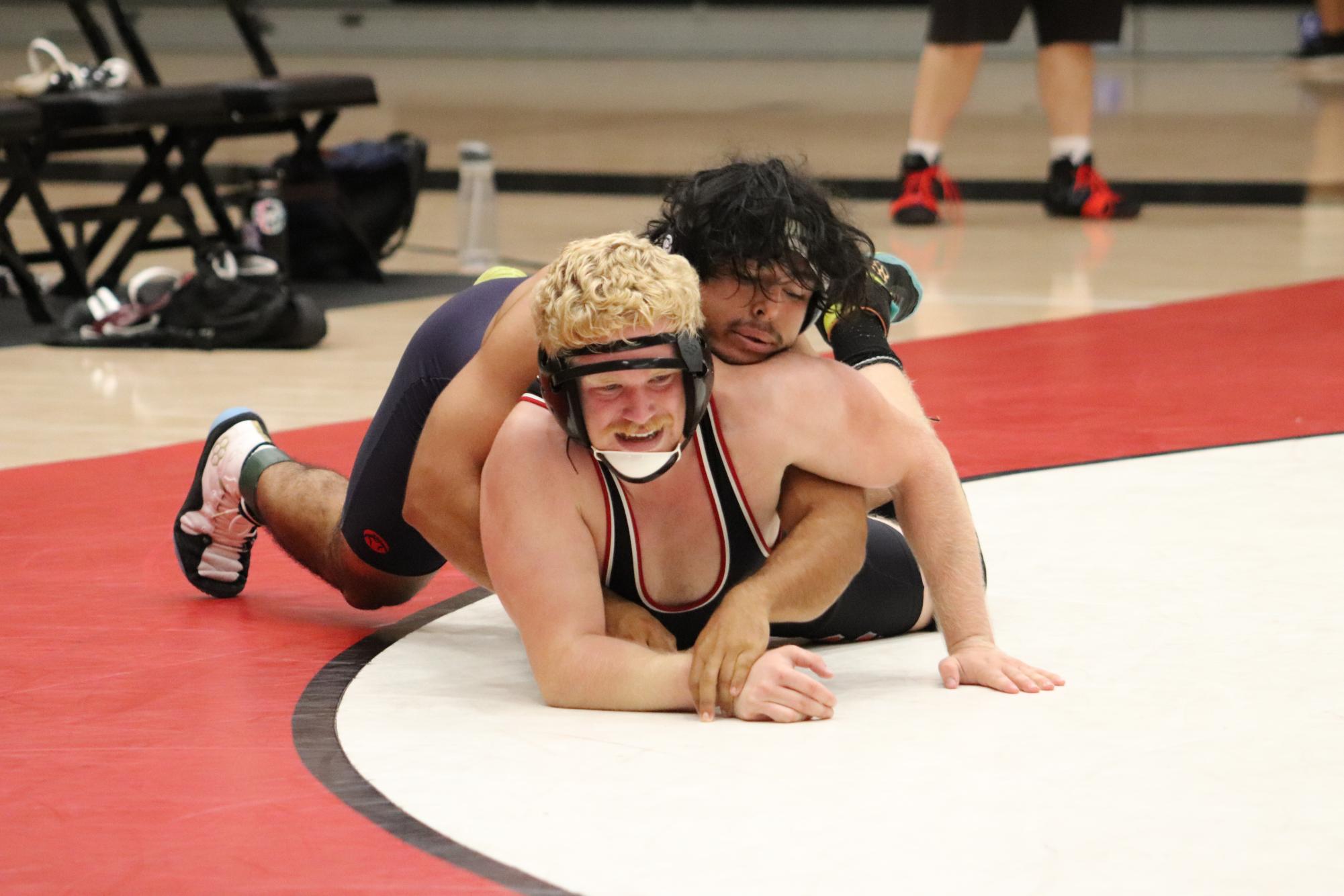 Moses Blanco attempts to secure pin over Luca Ciabattari.